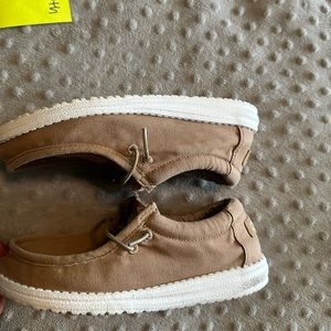 Boys hey dudes tan size 2